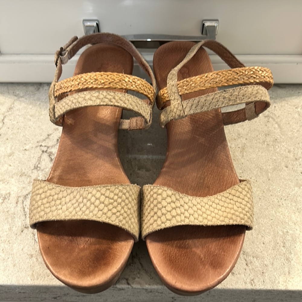 Ugg Wdge Sandals Women's size 8